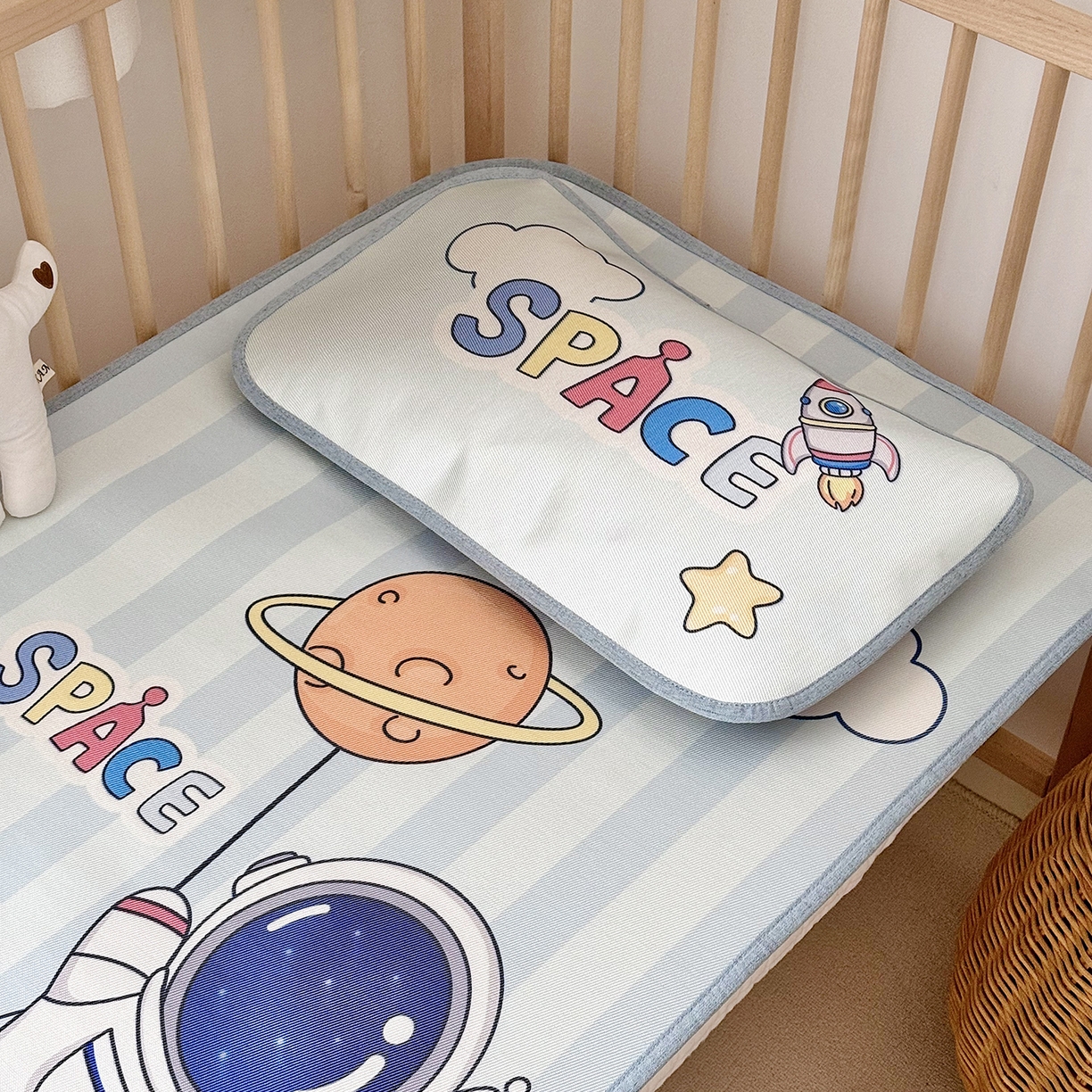 91家纺网 家纺一手货源 找家纺 JUICY 橘滋家纺 2026新款A类北欧简约数码印花婴童冰丝席凉席 遨游太空