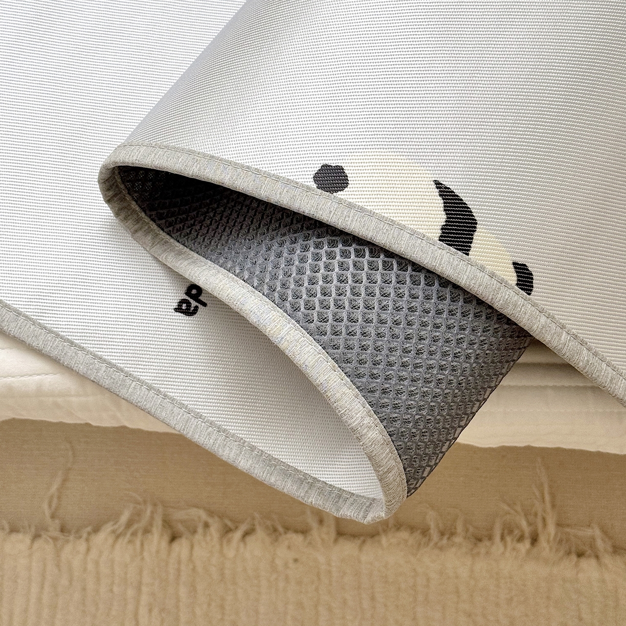 91家纺网 家纺一手货源 找家纺 JUICY 橘滋家纺 2026新款A类北欧简约数码印花婴童冰丝席凉席 翻滚熊猫