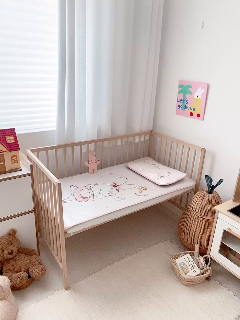 91家纺网 家纺一手货源 找家纺 JUICY 橘滋家纺 2026新款A类北欧简约数码印花婴童冰丝席凉席 芭蕾小兔