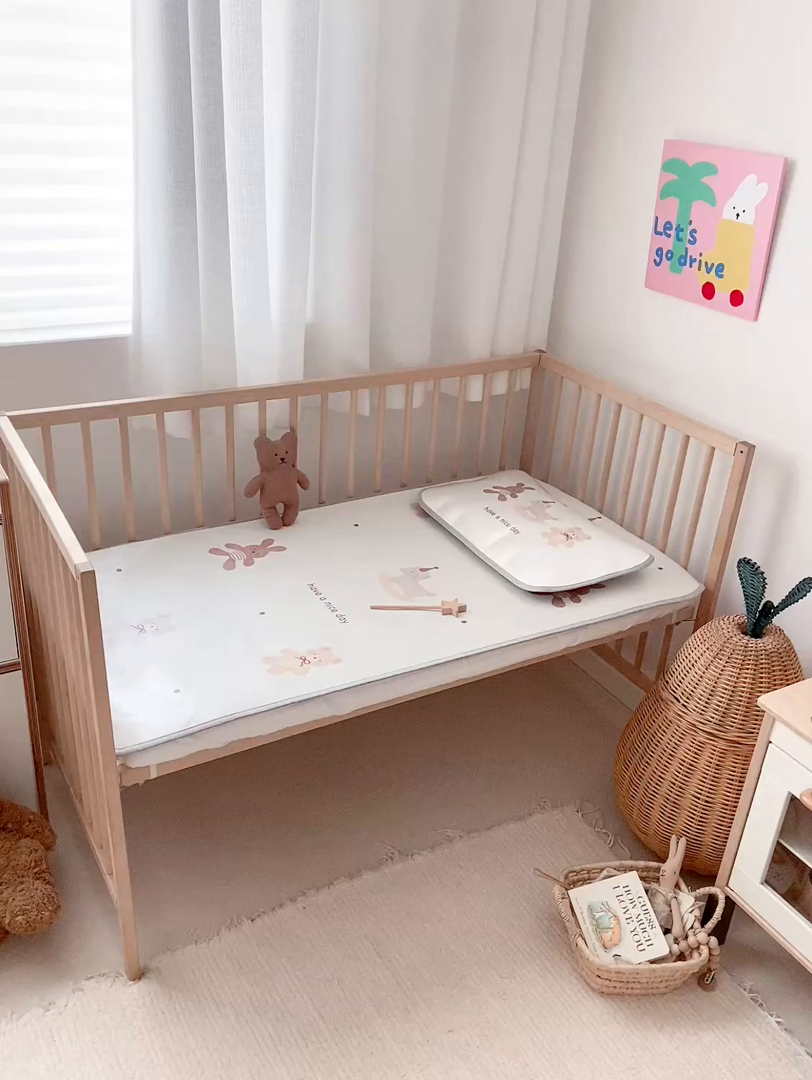 91家纺网 家纺一手货源 找家纺 JUICY 橘滋家纺 2026新款A类北欧简约数码印花婴童冰丝席凉席 木马小熊