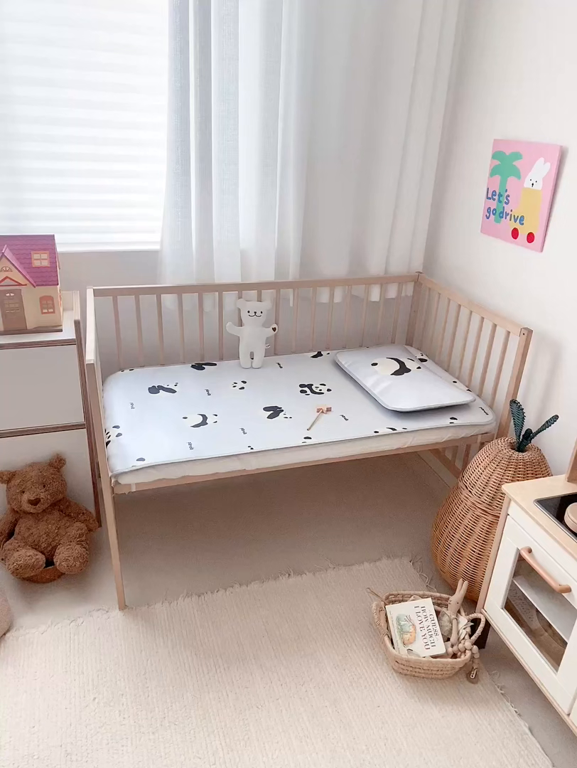 91家纺网 家纺一手货源 找家纺 JUICY 橘滋家纺 2026新款A类北欧简约数码印花婴童冰丝席凉席 翻滚熊猫