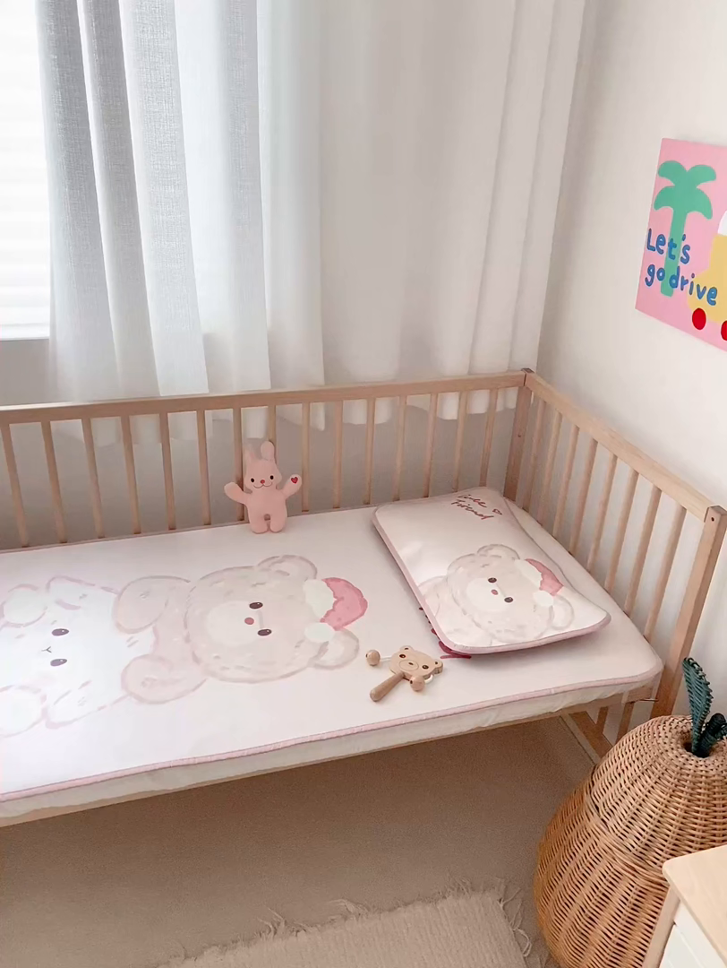 91家纺网 家纺一手货源 找家纺 JUICY 橘滋家纺 2026新款A类北欧简约数码印花婴童冰丝席凉席 叠叠乐园