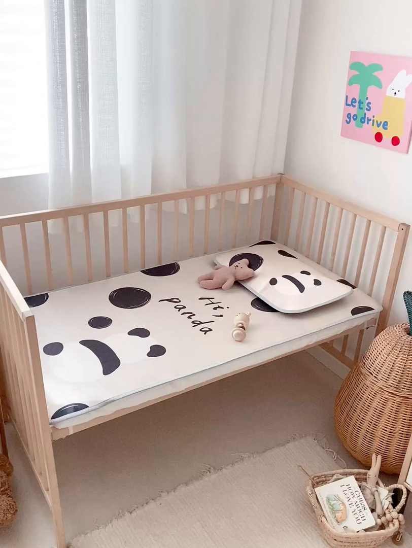 91家纺网 家纺一手货源 找家纺 JUICY 橘滋家纺 2026新款A类北欧简约数码印花婴童冰丝席凉席 嘟嘟熊猫