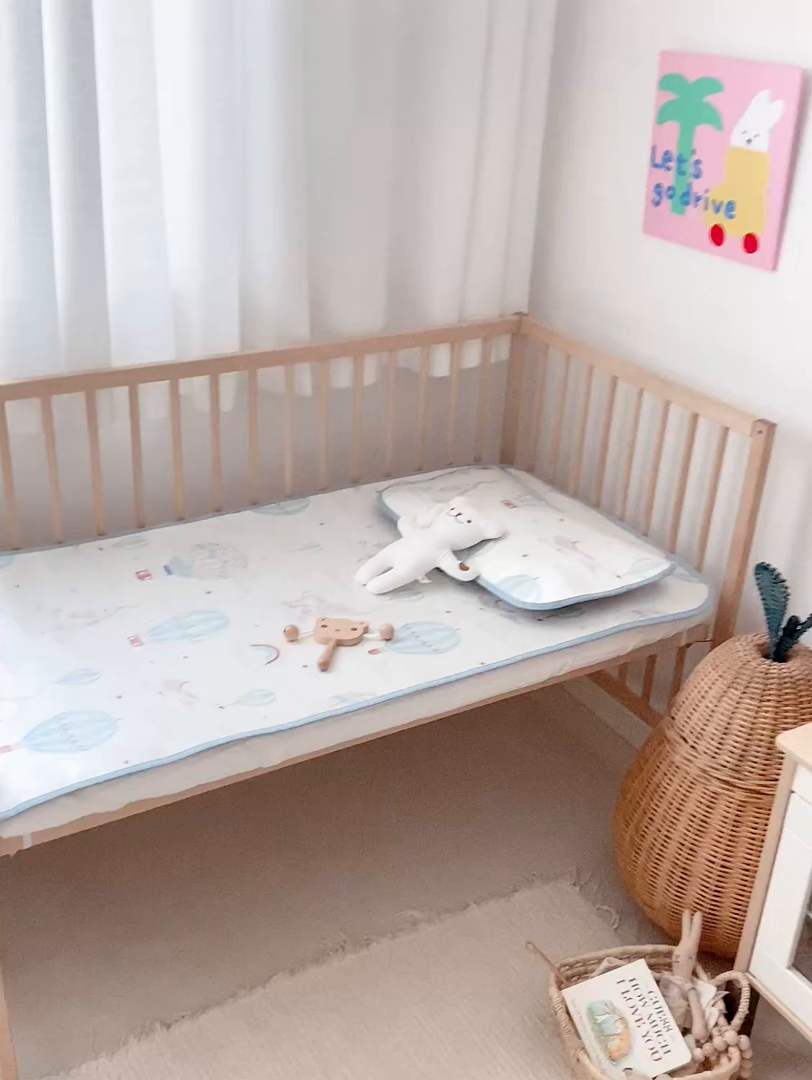 91家纺网 家纺一手货源 找家纺 JUICY 橘滋家纺 2026新款A类北欧简约数码印花婴童冰丝席凉席 奇幻之旅