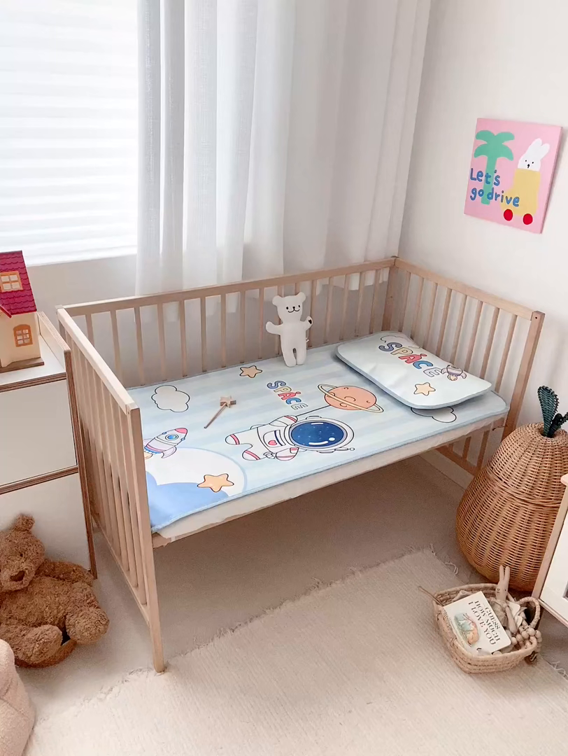 91家纺网 家纺一手货源 找家纺 JUICY 橘滋家纺 2026新款A类北欧简约数码印花婴童冰丝席凉席 遨游太空