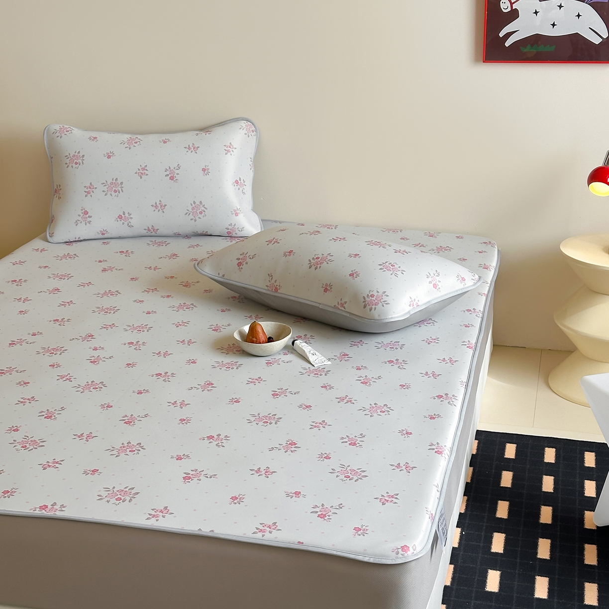 91家纺网 家纺一手货源 找家纺 JUICY 橘滋家纺 2026新款CoolAir沁氧数码印花冰感软凉席 淡粉手稿-床笠款