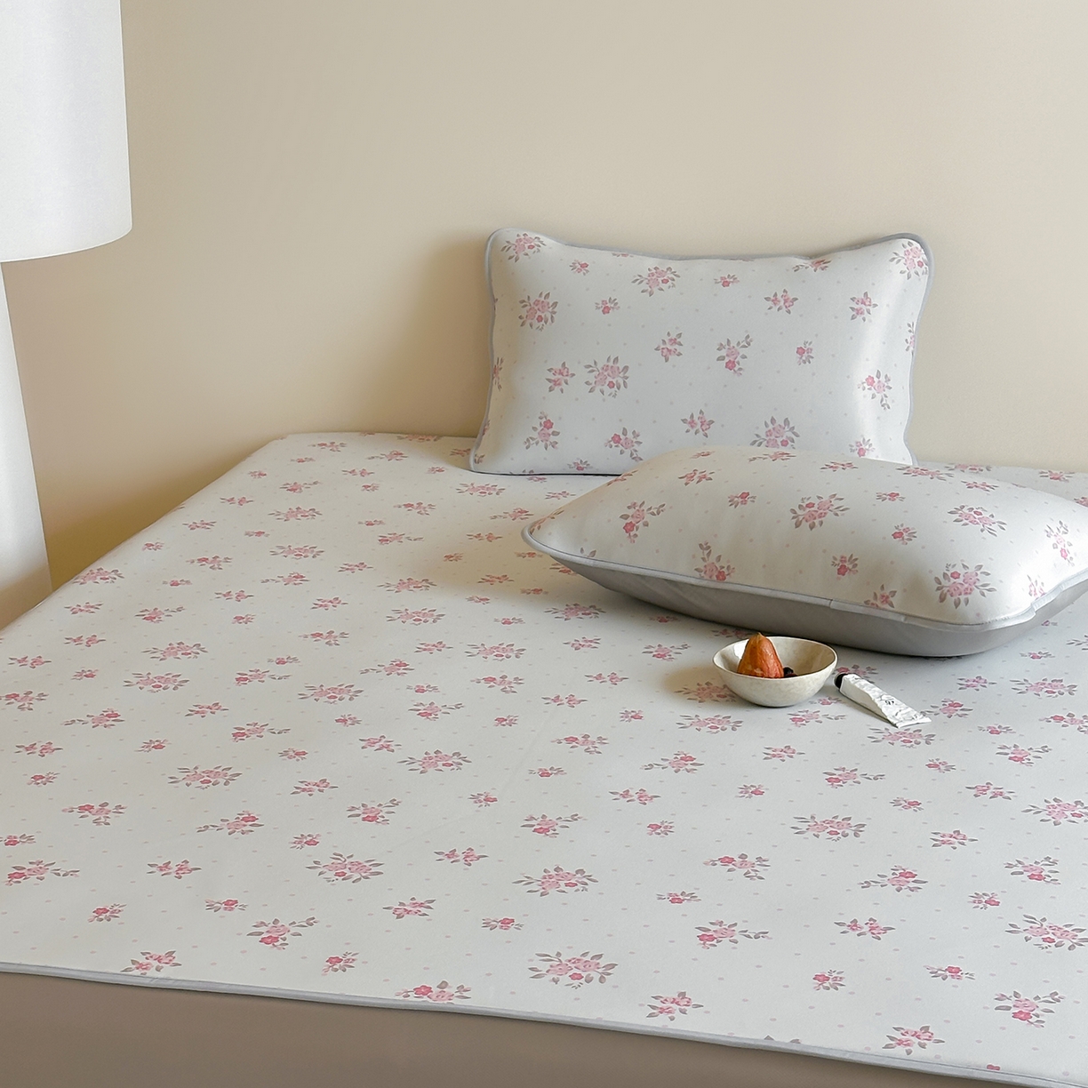 91家纺网 家纺一手货源 找家纺 JUICY 橘滋家纺 2026新款CoolAir沁氧数码印花冰感软凉席 淡粉手稿-床笠款