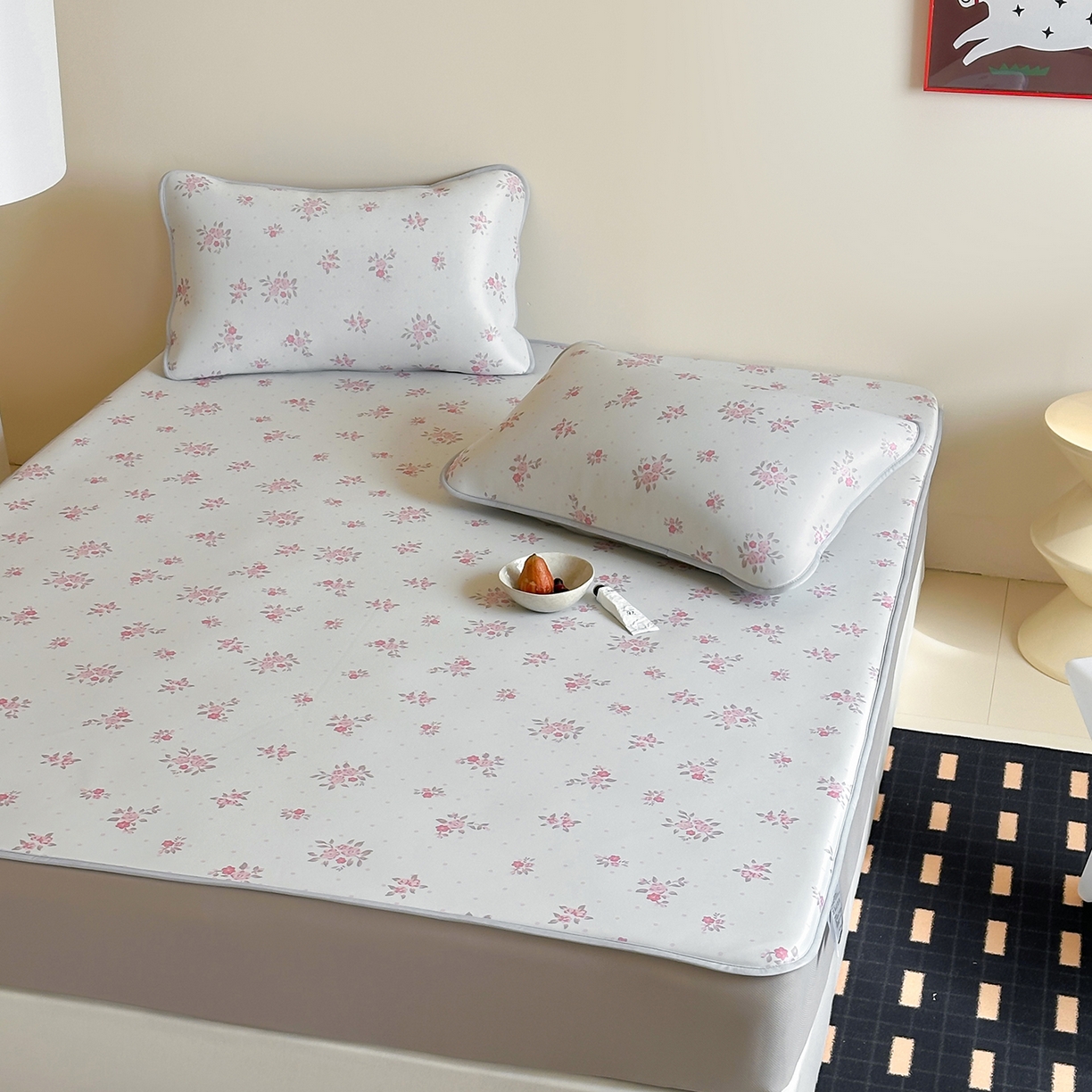 91家纺网 家纺一手货源 找家纺 JUICY 橘滋家纺 2026新款CoolAir沁氧数码印花冰感软凉席 淡粉手稿-床笠款