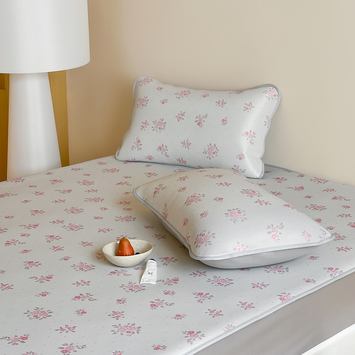 91家纺网 家纺一手货源 找家纺 JUICY 橘滋家纺 2026新款CoolAir沁氧数码印花冰感软凉席 淡粉手稿-床笠款