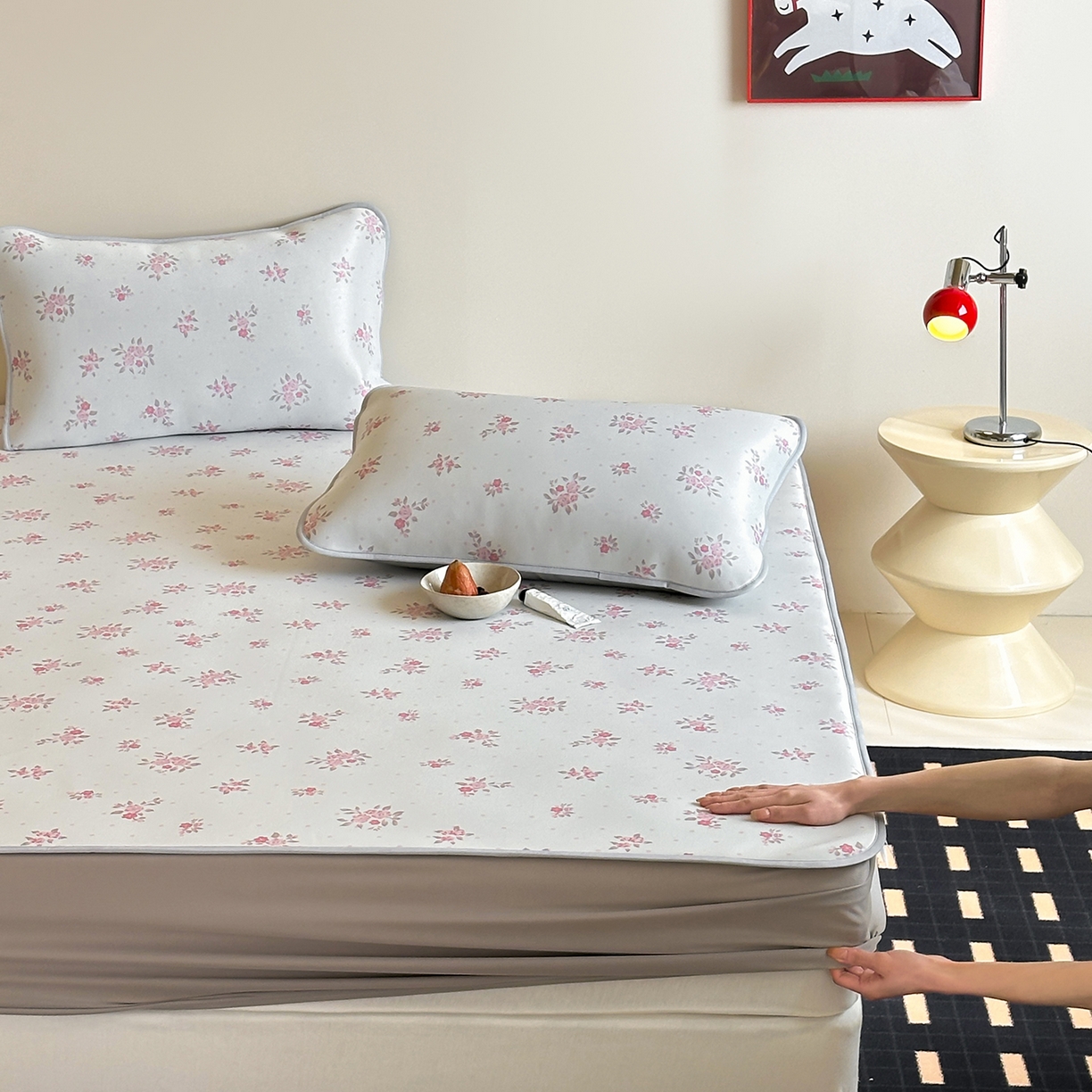 91家纺网 家纺一手货源 找家纺 JUICY 橘滋家纺 2026新款CoolAir沁氧数码印花冰感软凉席 淡粉手稿-床笠款