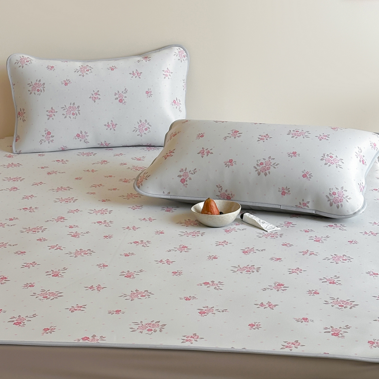 91家纺网 家纺一手货源 找家纺 JUICY 橘滋家纺 2026新款CoolAir沁氧数码印花冰感软凉席 淡粉手稿-床笠款