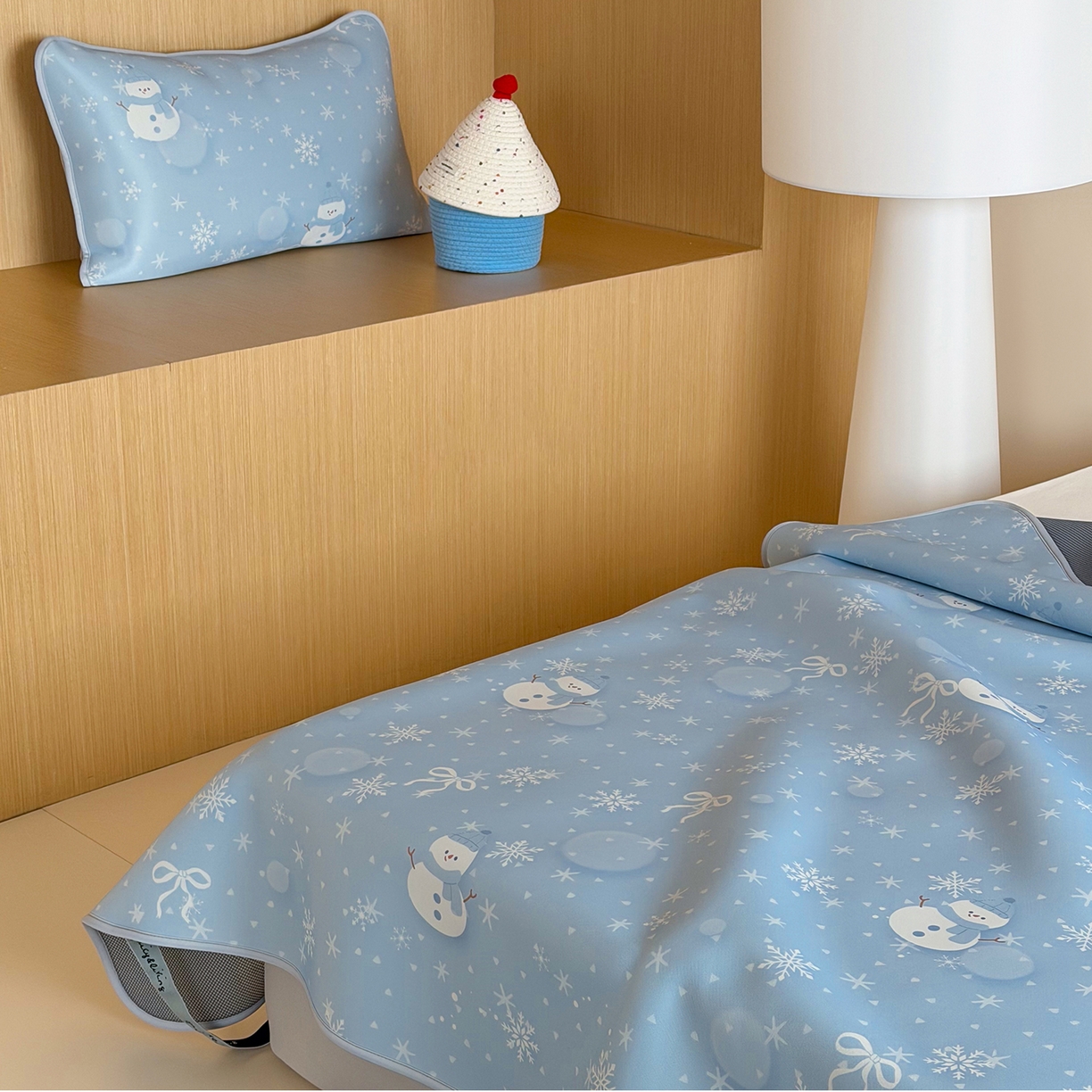 91家纺网 家纺一手货源 找家纺 JUICY 橘滋家纺 2026新款CoolAir沁氧数码印花冰感软凉席 蓝梦精灵-平席款