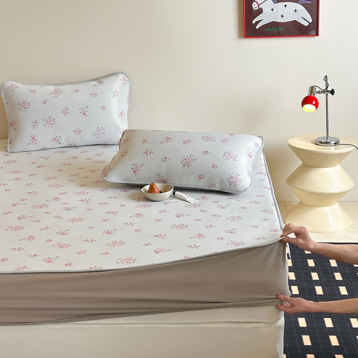 91家纺网 家纺一手货源 找家纺 JUICY 橘滋家纺 2026新款CoolAir沁氧数码印花冰感软凉席 淡粉手稿-床笠款