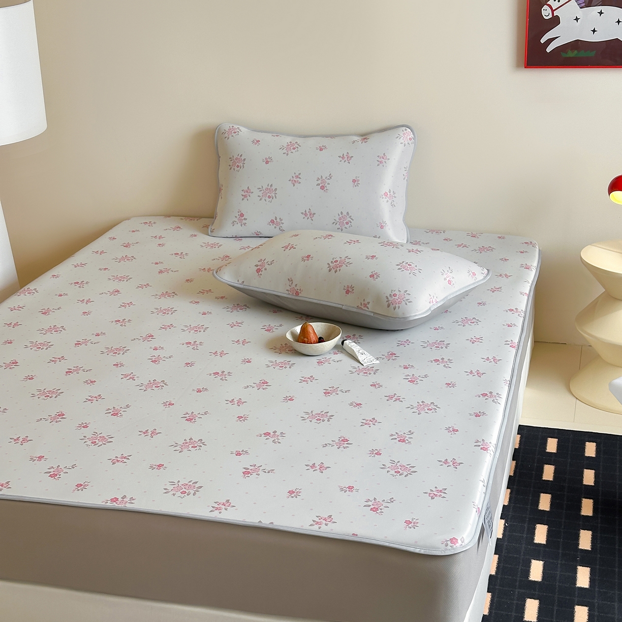 91家纺网 家纺一手货源 找家纺 JUICY 橘滋家纺 2026新款CoolAir沁氧数码印花冰感软凉席 淡粉手稿-床笠款