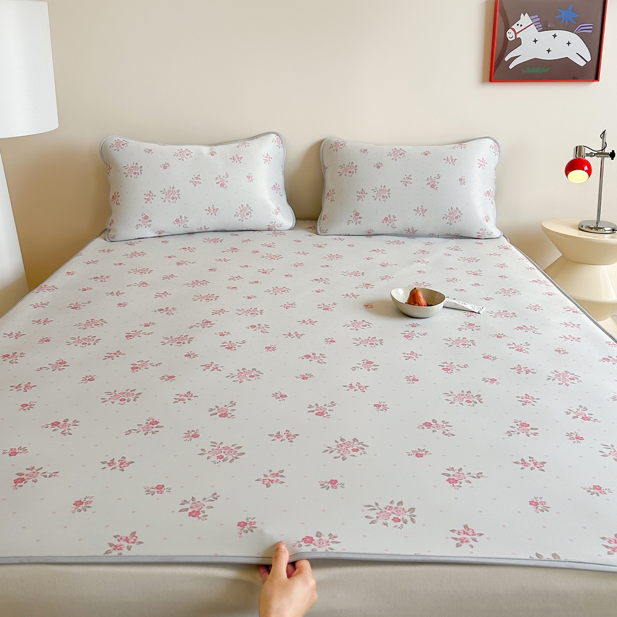 91家纺网 家纺一手货源 找家纺 JUICY 橘滋家纺 2026新款CoolAir沁氧数码印花冰感软凉席 淡粉手稿-平席款