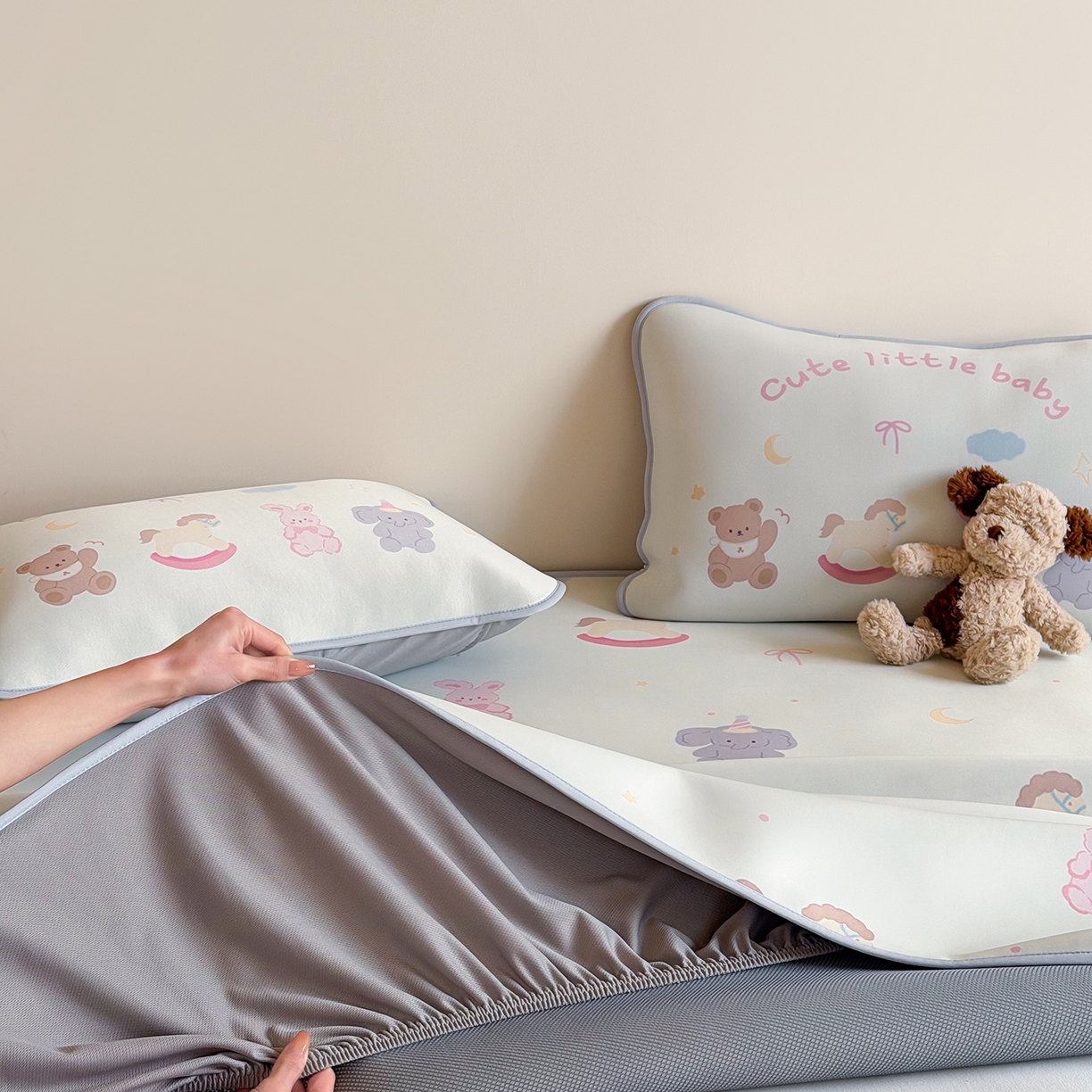 91家纺网 家纺一手货源 找家纺 JUICY 橘滋家纺 2026新款CoolAir沁氧数码印花冰感软凉席 动物寓言集-床笠款