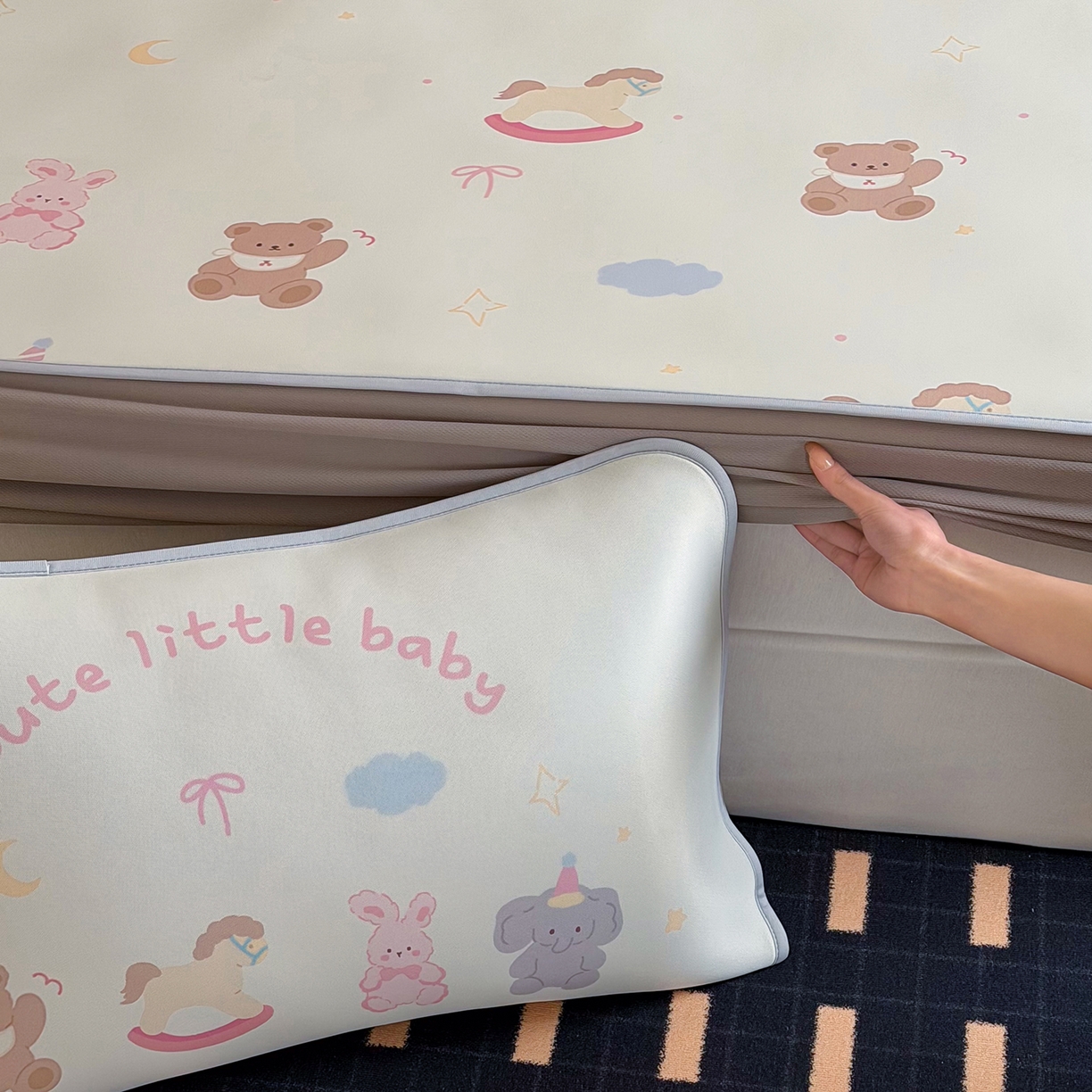 91家纺网 家纺一手货源 找家纺 JUICY 橘滋家纺 2026新款CoolAir沁氧数码印花冰感软凉席 动物寓言集-床笠款