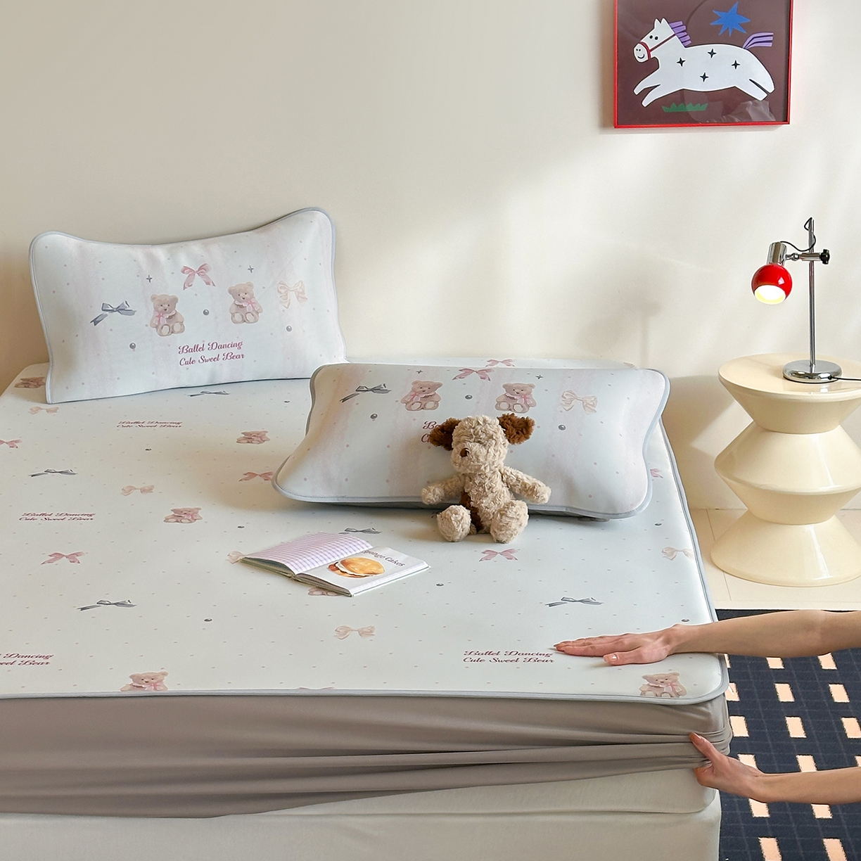 91家纺网 家纺一手货源 找家纺 JUICY 橘滋家纺 2026新款CoolAir沁氧数码印花冰感软凉席 珍珠小熊-床笠款