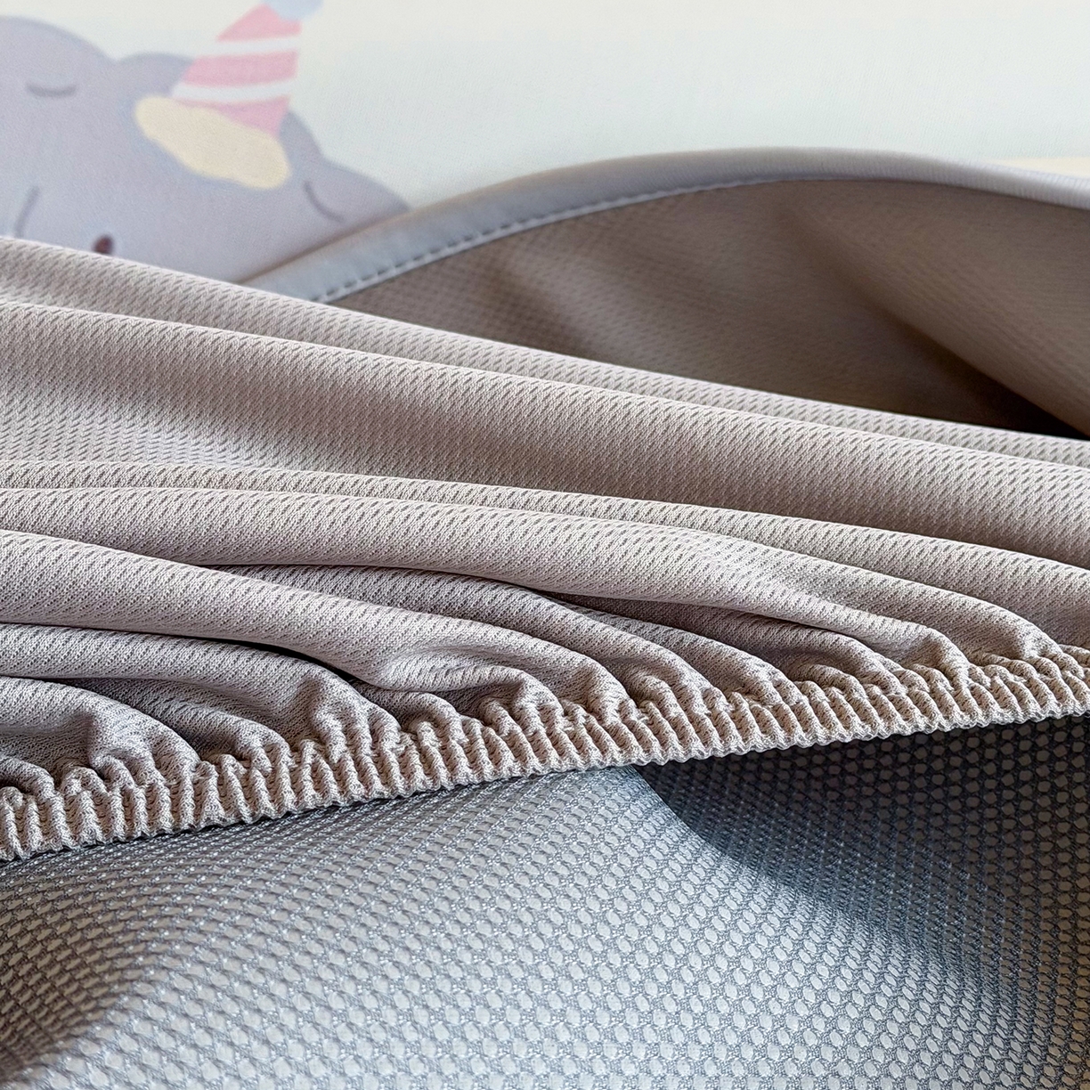 91家纺网 家纺一手货源 找家纺 JUICY 橘滋家纺 2026新款CoolAir沁氧数码印花冰感软凉席 动物寓言集-床笠款