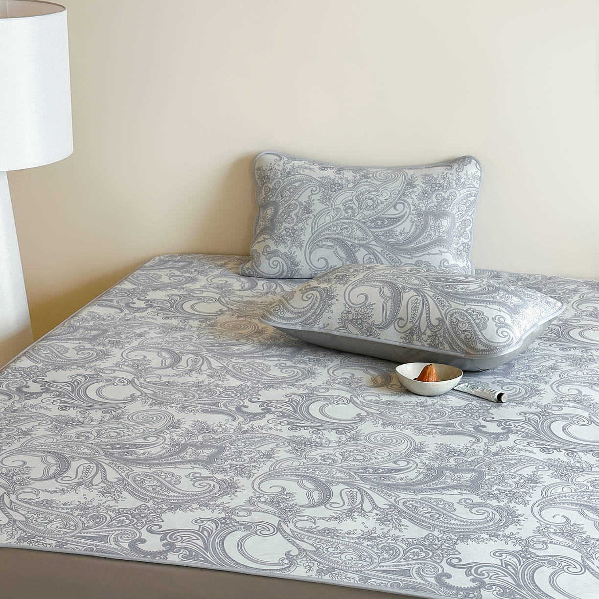 91家纺网 家纺一手货源 找家纺 JUICY 橘滋家纺 2026新款CoolAir沁氧数码印花冰感软凉席 佩斯利-床笠款