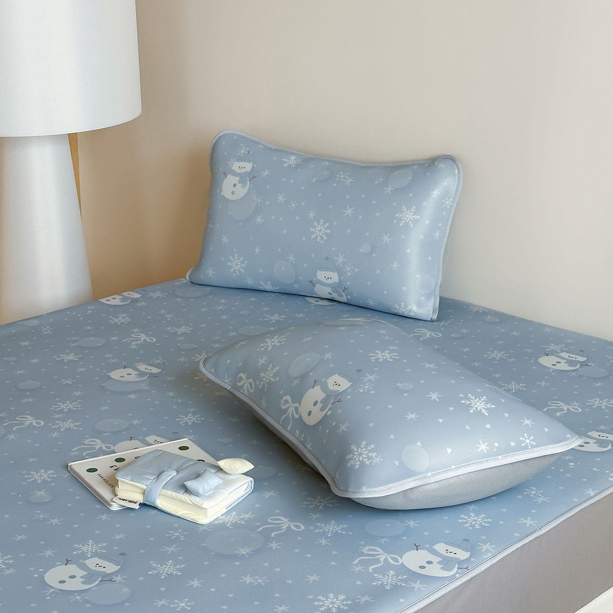 91家纺网 家纺一手货源 找家纺 JUICY 橘滋家纺 2026新款CoolAir沁氧数码印花冰感软凉席 蓝梦精灵-床笠款