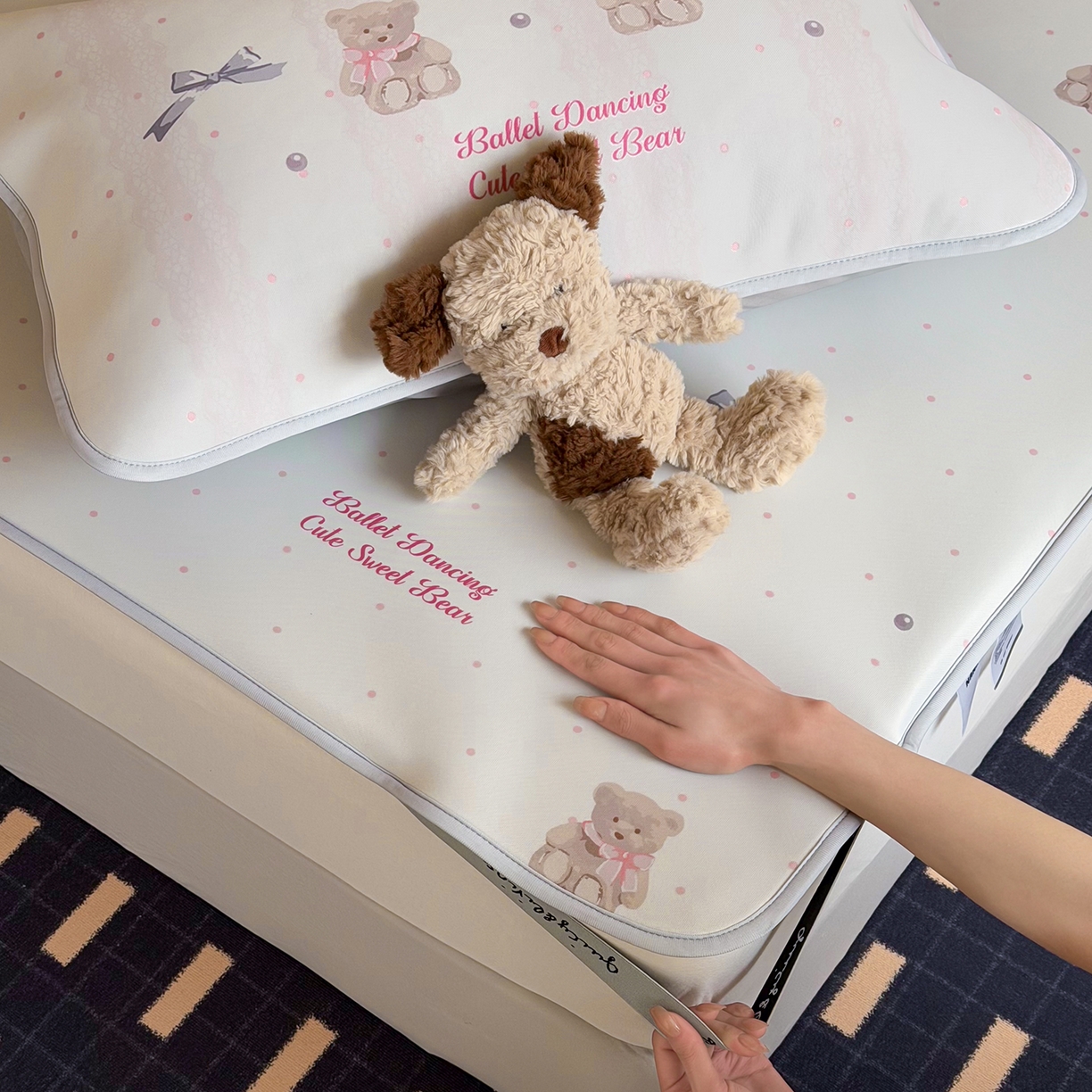 91家纺网 家纺一手货源 找家纺 JUICY 橘滋家纺 2026新款CoolAir沁氧数码印花冰感软凉席 珍珠小熊-平席款