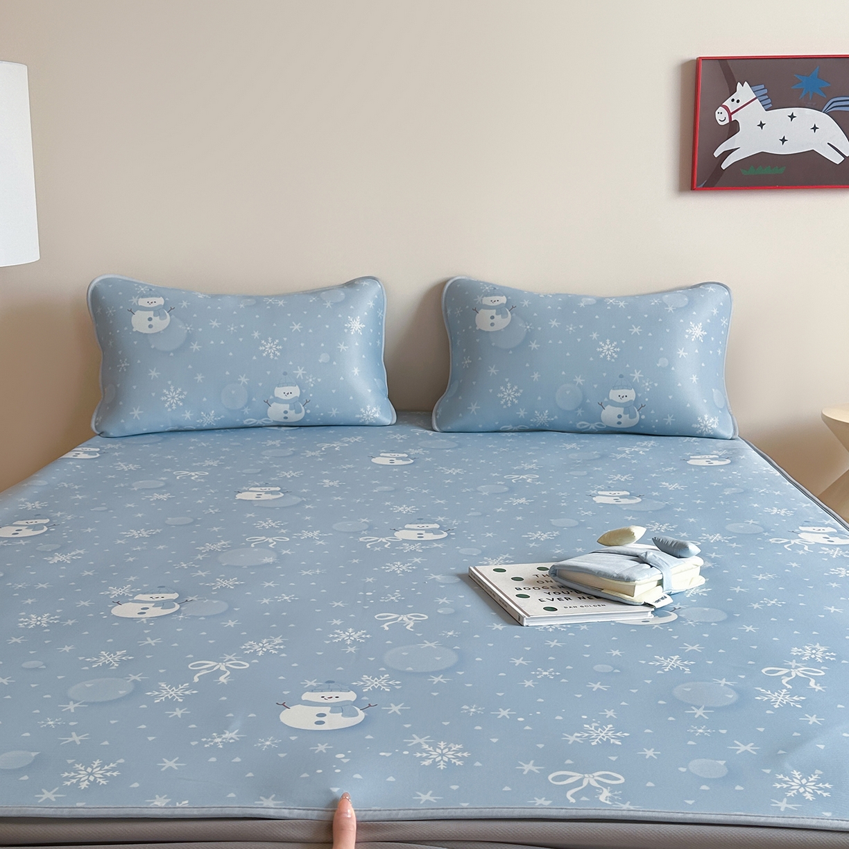 91家纺网 家纺一手货源 找家纺 JUICY 橘滋家纺 2026新款CoolAir沁氧数码印花冰感软凉席 蓝梦精灵-床笠款