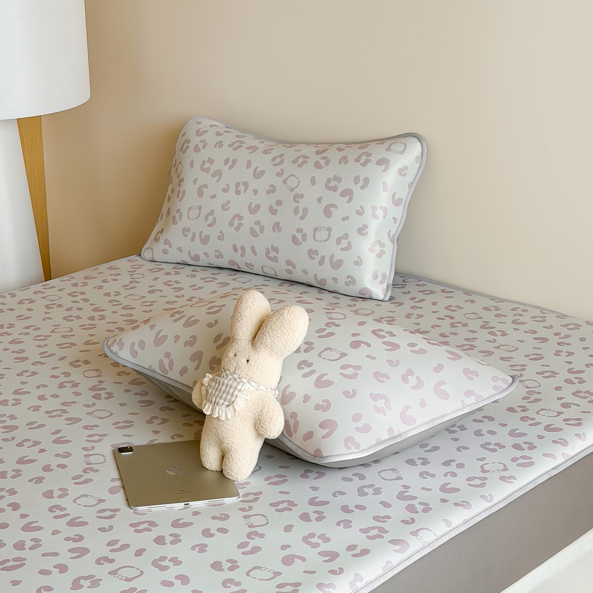 91家纺网 家纺一手货源 找家纺 JUICY 橘滋家纺 2026新款CoolAir沁氧数码印花冰感软凉席 豹纹丛林-床笠款