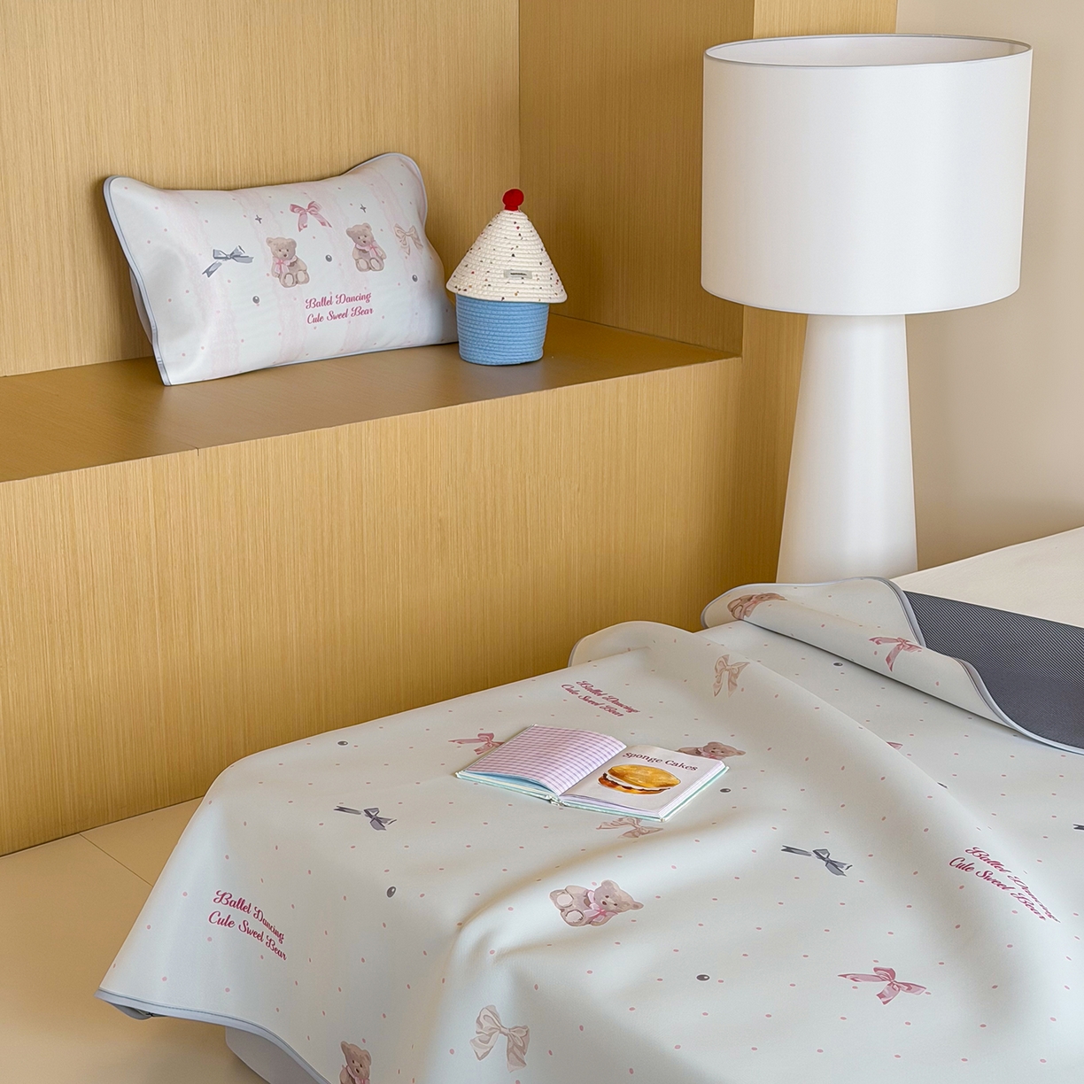 91家纺网 家纺一手货源 找家纺 JUICY 橘滋家纺 2026新款CoolAir沁氧数码印花冰感软凉席 珍珠小熊-平席款