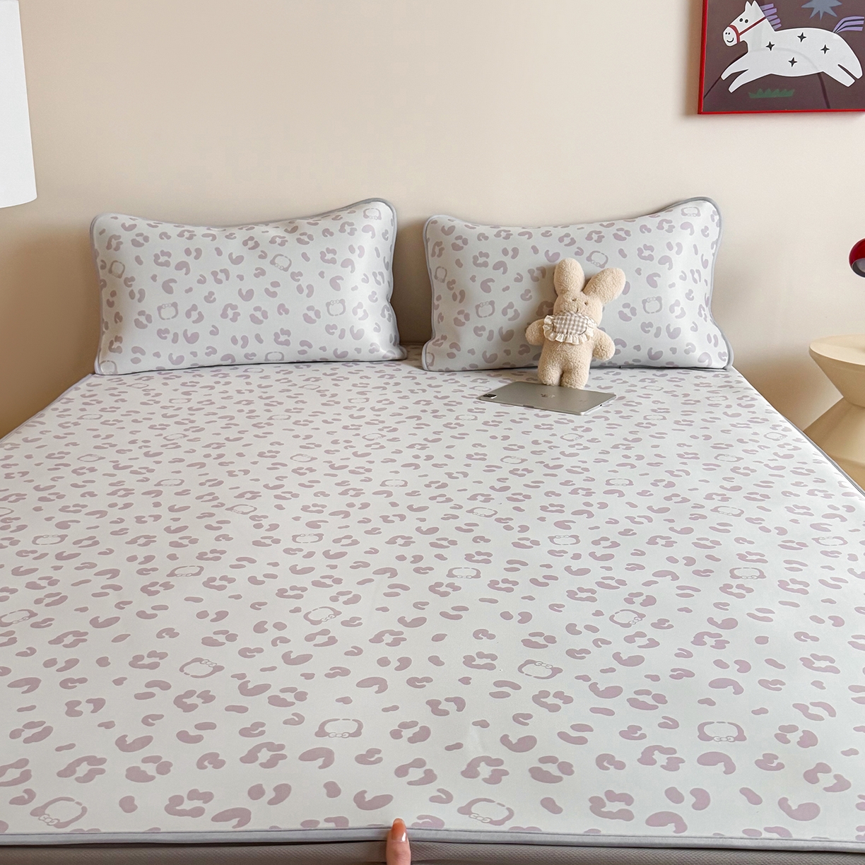 91家纺网 家纺一手货源 找家纺 JUICY 橘滋家纺 2026新款CoolAir沁氧数码印花冰感软凉席 豹纹丛林-床笠款