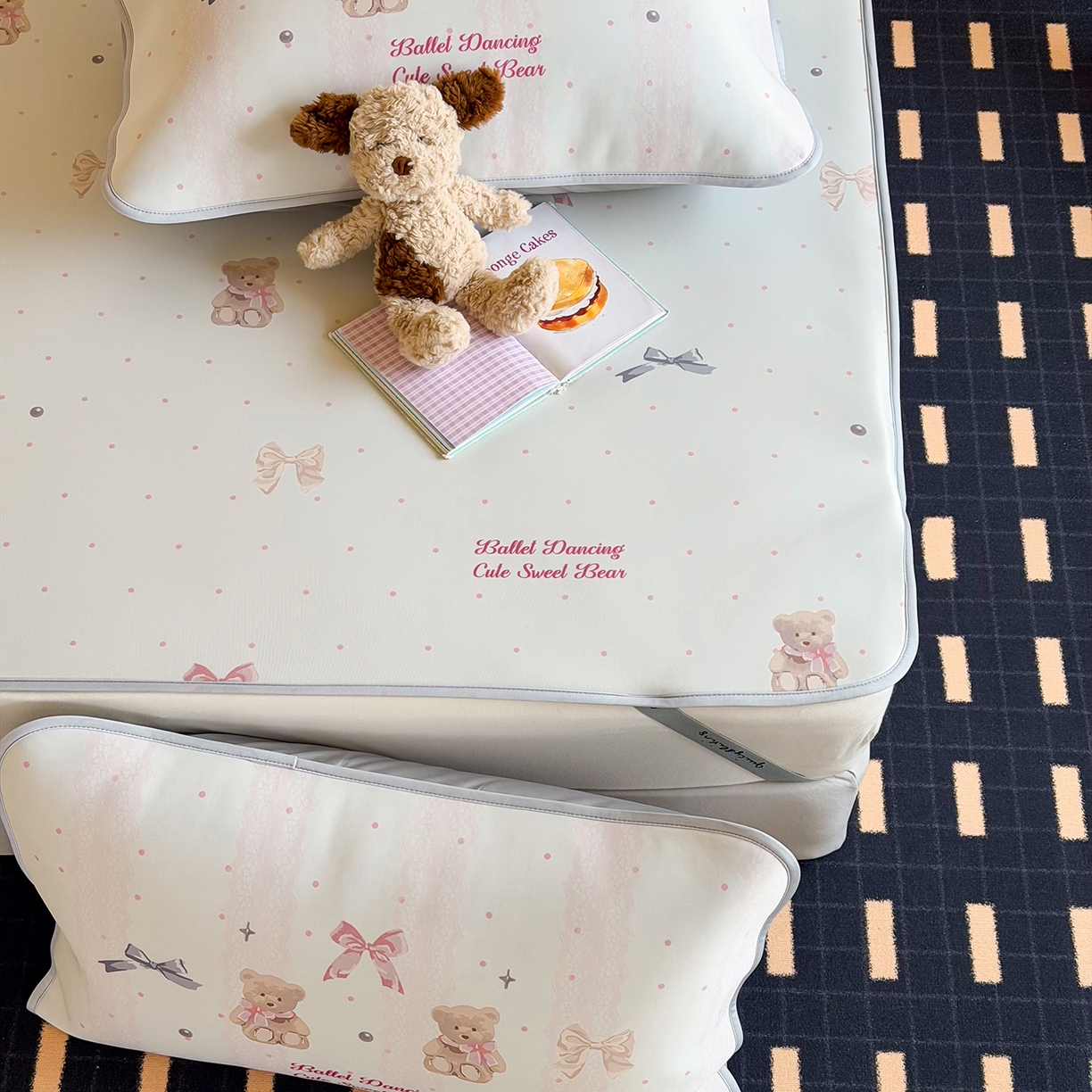 91家纺网 家纺一手货源 找家纺 JUICY 橘滋家纺 2026新款CoolAir沁氧数码印花冰感软凉席 珍珠小熊-平席款