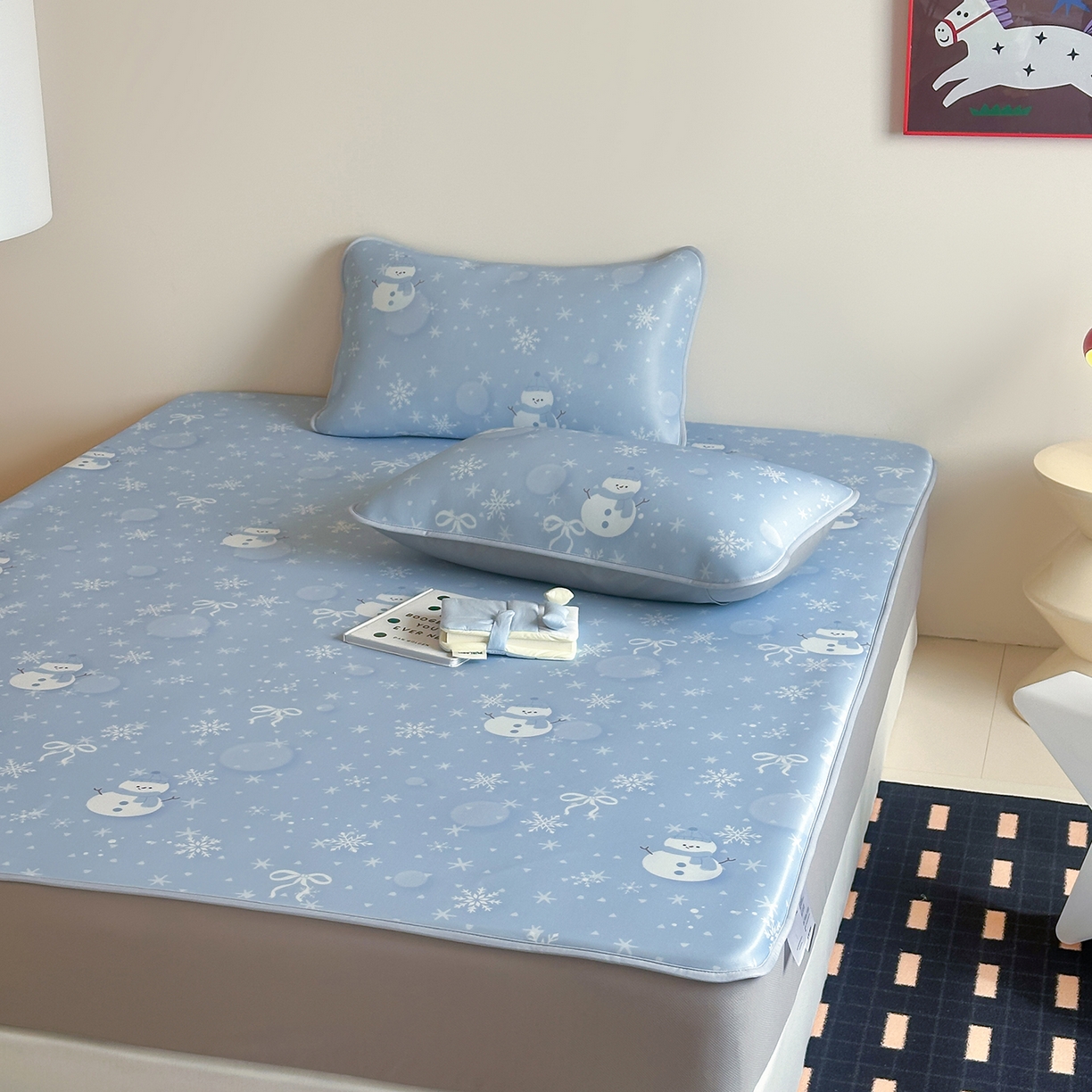 91家纺网 家纺一手货源 找家纺 JUICY 橘滋家纺 2026新款CoolAir沁氧数码印花冰感软凉席 蓝梦精灵-床笠款