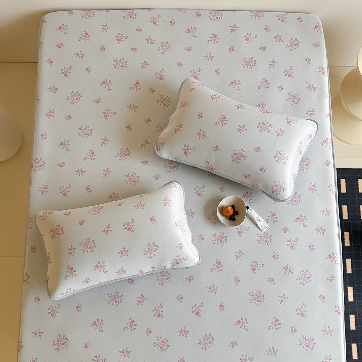 91家纺网 家纺一手货源 找家纺 JUICY 橘滋家纺 2026新款CoolAir沁氧数码印花冰感软凉席 淡粉手稿-床笠款