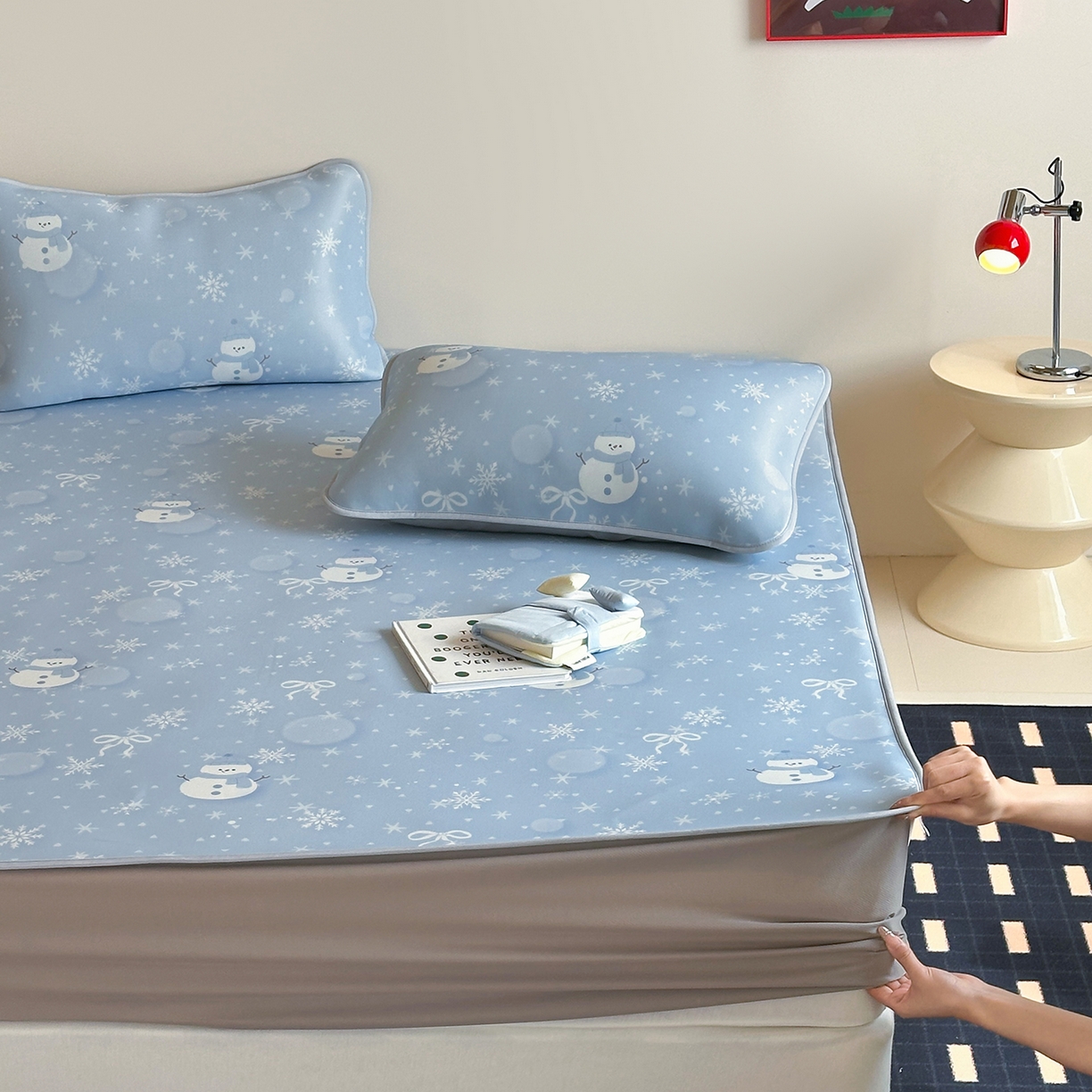 91家纺网 家纺一手货源 找家纺 JUICY 橘滋家纺 2026新款CoolAir沁氧数码印花冰感软凉席 蓝梦精灵-床笠款