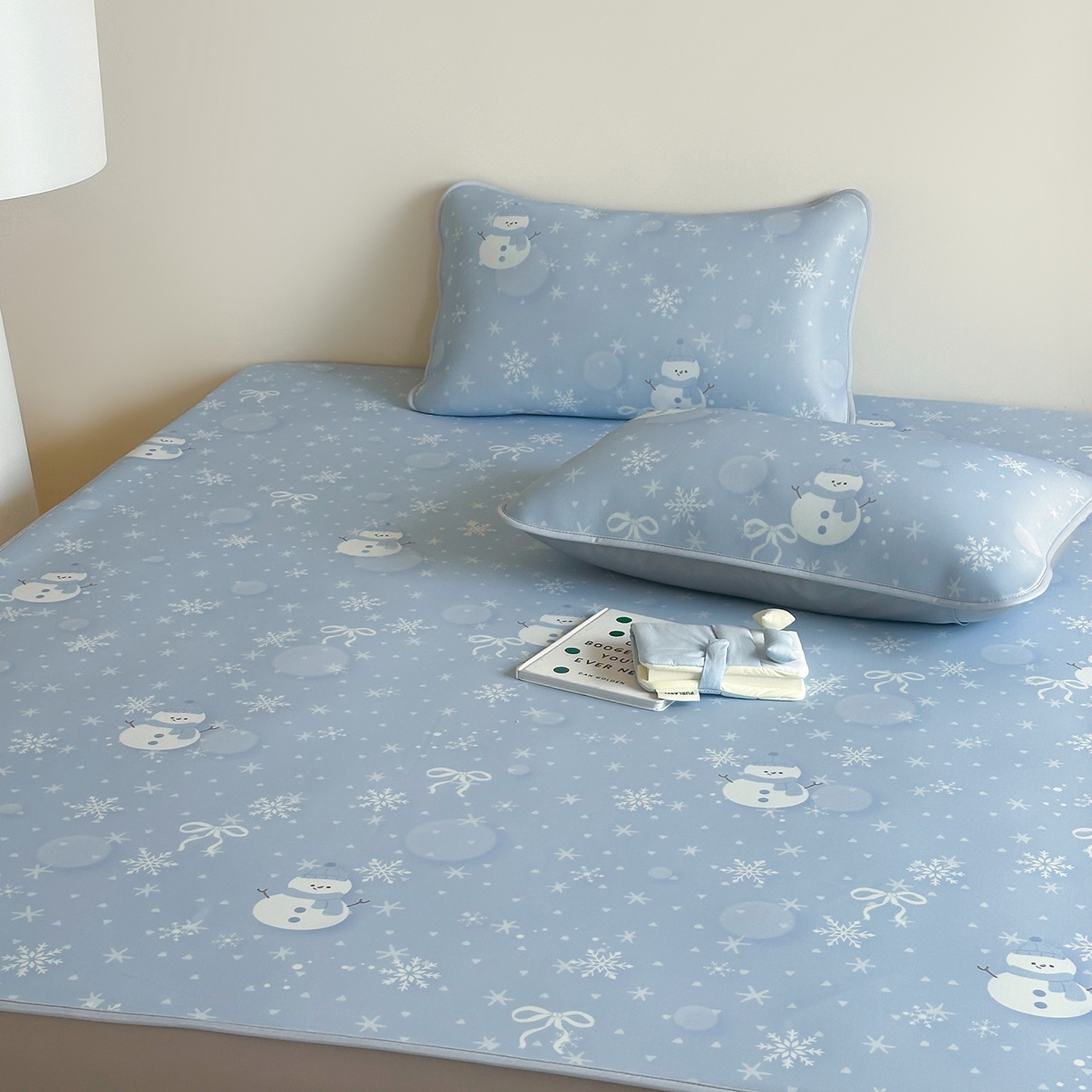 91家纺网 家纺一手货源 找家纺 JUICY 橘滋家纺 2026新款CoolAir沁氧数码印花冰感软凉席 蓝梦精灵-床笠款