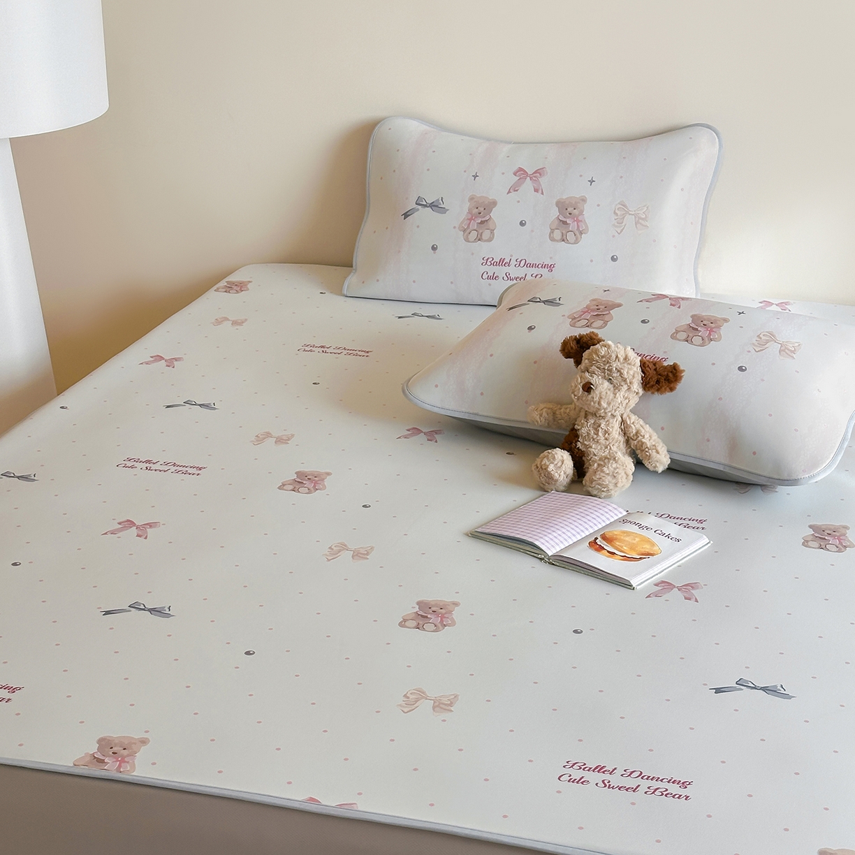 91家纺网 家纺一手货源 找家纺 JUICY 橘滋家纺 2026新款CoolAir沁氧数码印花冰感软凉席 珍珠小熊-床笠款