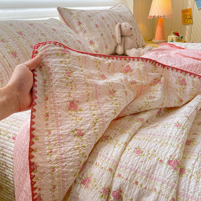 91家纺网 家纺一手货源 找家纺 梵朴 2026新款A类泡芙双层纱贝壳边床盖夏被四件套三角针夏凉被空调被 春日花语