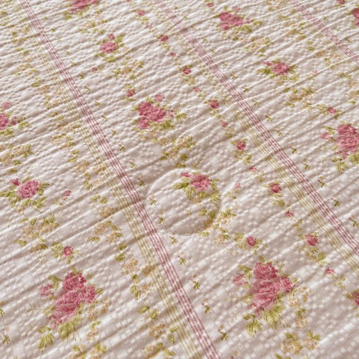 91家纺网 家纺一手货源 找家纺 梵朴 2026新款A类泡芙双层纱贝壳边床盖夏被四件套三角针夏凉被空调被 春日花语