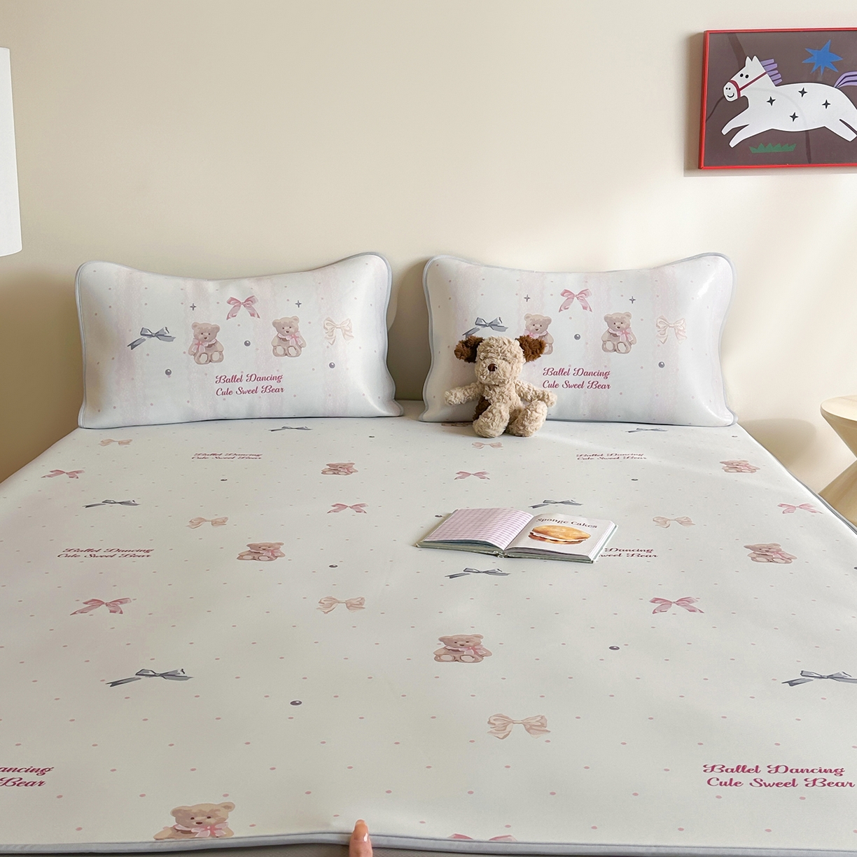 91家纺网 家纺一手货源 找家纺 JUICY 橘滋家纺 2026新款CoolAir沁氧数码印花冰感软凉席 珍珠小熊-床笠款