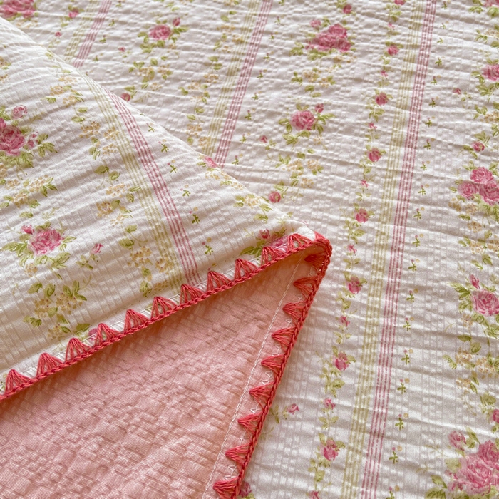 91家纺网 家纺一手货源 找家纺 梵朴 2026新款A类泡芙双层纱贝壳边床盖夏被四件套三角针夏凉被空调被 春日花语