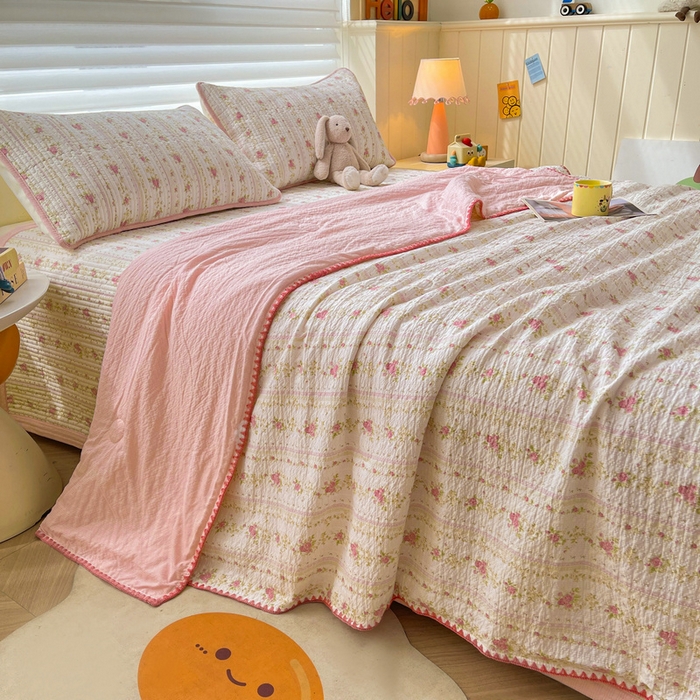 91家纺网 家纺一手货源 找家纺 梵朴 2026新款A类泡芙双层纱贝壳边床盖夏被四件套三角针夏凉被空调被 春日花语