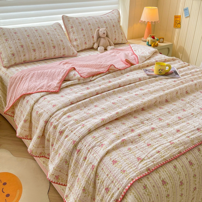 91家纺网 家纺一手货源 找家纺 梵朴 2026新款A类泡芙双层纱贝壳边床盖夏被四件套三角针夏凉被空调被 春日花语