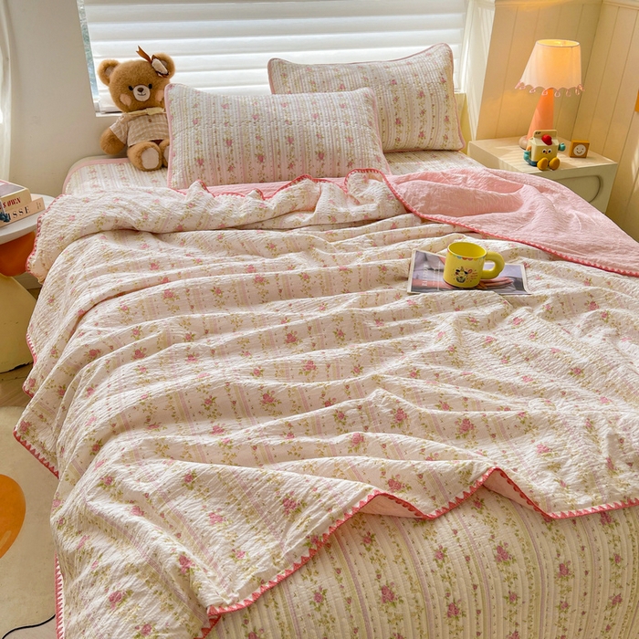 91家纺网 家纺一手货源 找家纺 梵朴 2026新款A类泡芙双层纱贝壳边床盖夏被四件套三角针夏凉被空调被 春日花语