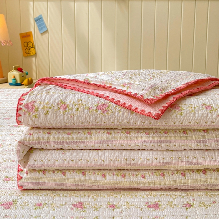 91家纺网 家纺一手货源 找家纺 梵朴 2026新款A类泡芙双层纱贝壳边床盖夏被四件套三角针夏凉被空调被 春日花语