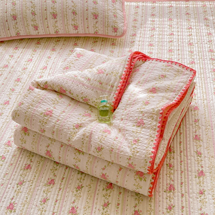 91家纺网 家纺一手货源 找家纺 梵朴 2026新款A类泡芙双层纱贝壳边床盖夏被四件套三角针夏凉被空调被 春日花语