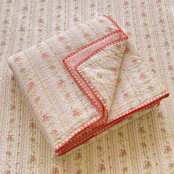 91家纺网 家纺一手货源 找家纺 梵朴 2026新款A类泡芙双层纱贝壳边床盖夏被四件套三角针夏凉被空调被 春日花语