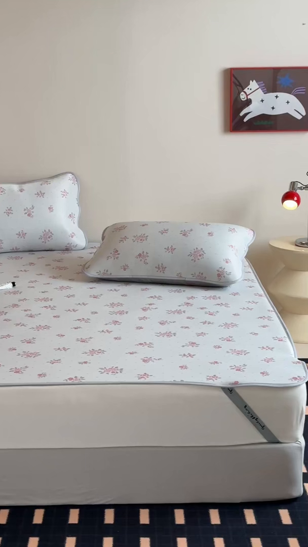 91家纺网 家纺一手货源 找家纺 JUICY 橘滋家纺 2026新款CoolAir沁氧数码印花冰感软凉席 淡粉手稿-平席款