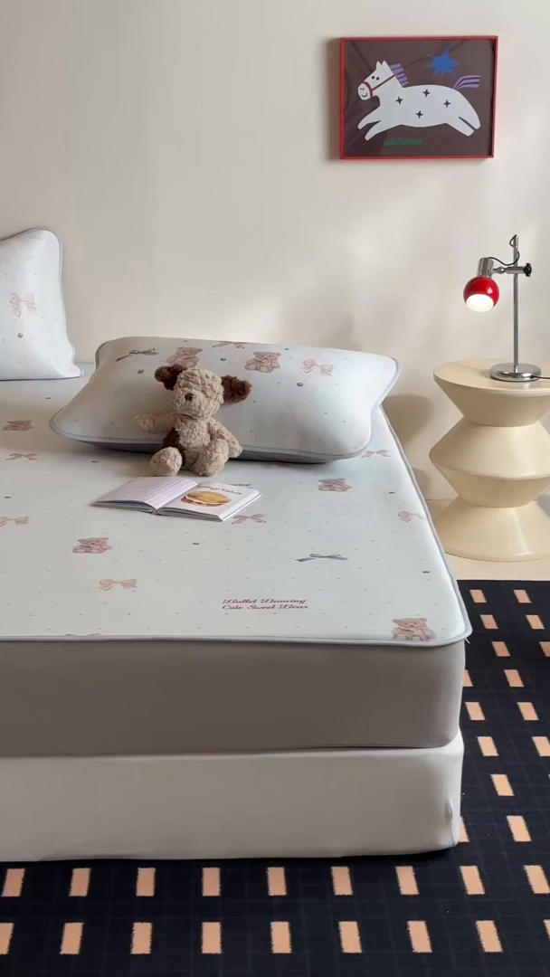 91家纺网 家纺一手货源 找家纺 JUICY 橘滋家纺 2026新款CoolAir沁氧数码印花冰感软凉席 珍珠小熊-床笠款