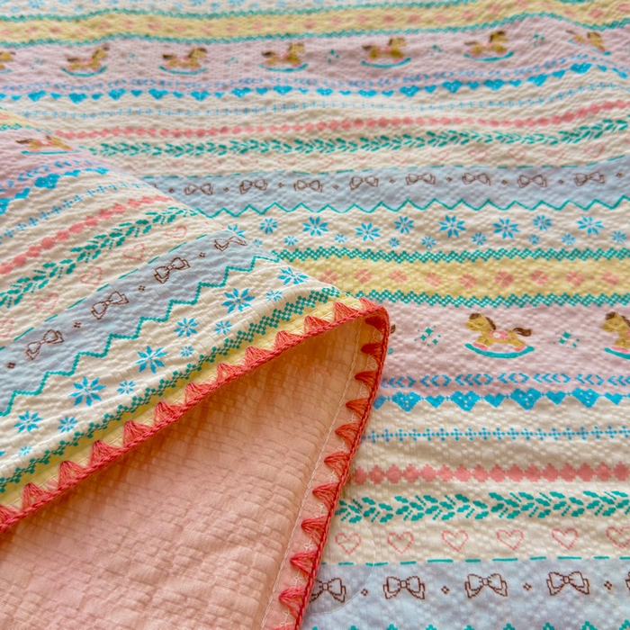 91家纺网 家纺一手货源 找家纺 梵朴 2026新款A类泡芙双层纱贝壳边床盖夏被四件套三角针夏凉被空调被 费尔岛木马