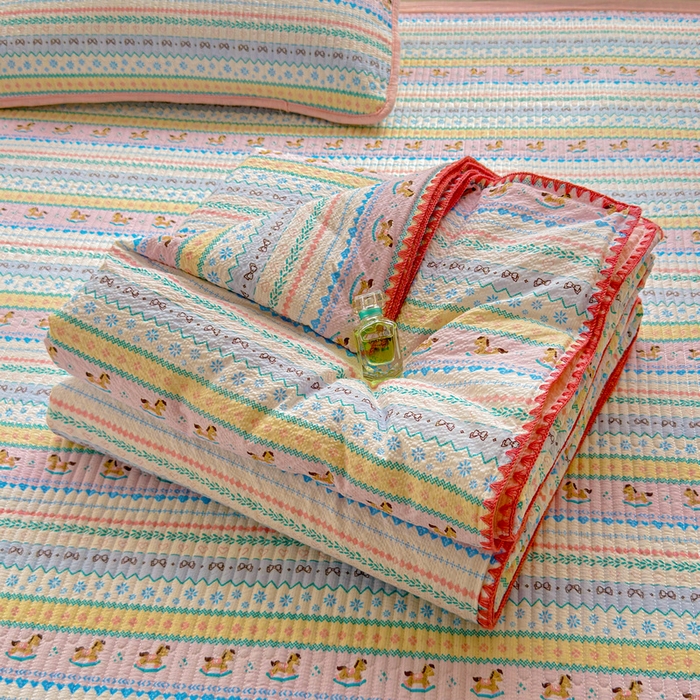 91家纺网 家纺一手货源 找家纺 梵朴 2026新款A类泡芙双层纱贝壳边床盖夏被四件套三角针夏凉被空调被 费尔岛木马